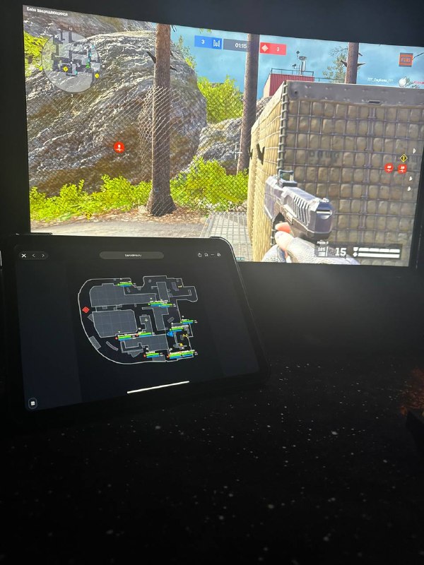 Cloud Radar открыт на планшете рядом с Warface